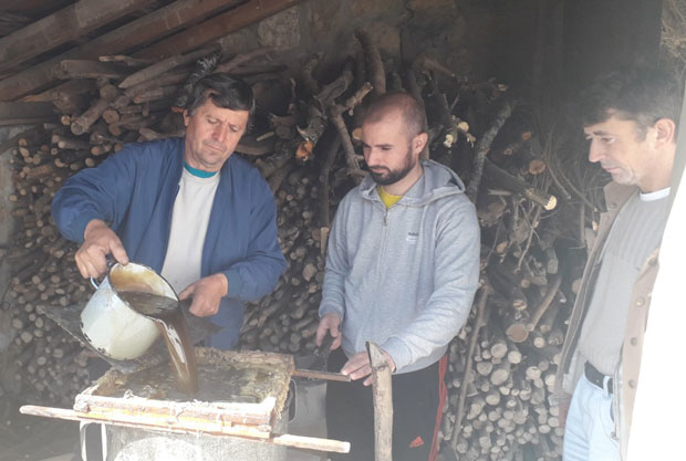 ЧУВАРИ ВЕКОВНЕ ТРАДИЦИЈЕ: Овако се праве џиновске “ратарске свеће” манастира Троноша